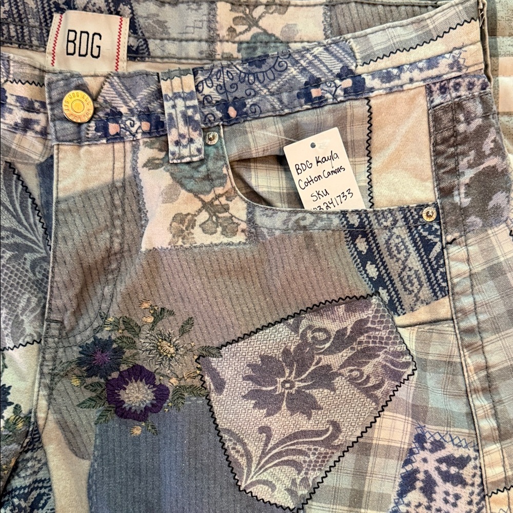 Urban Outfitters BDG Lavender and Light Blue Patchwork Floral Jeans NWT 33 - Picture 4 of 6